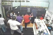 (Vidéo) Afrique du sud: Pris en flagrant délit de vol, un homme est lynché dans un magasin