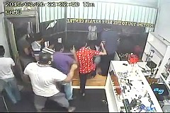 (Vidéo) Afrique du sud: Pris en flagrant délit de vol, un homme est lynché dans un magasin