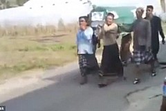 (Photo+Vidéo) Le cercueil cède, le cadavre tombe en pleine rue. (Photo+Vidéo) Le cercueil cède, le cadavre tombe en pleine rue.