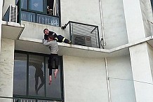 (Photos + Vidéo) Un pompier sauve de justesse une femme avant qu'elle ne se jette du 10ème étage.
