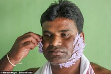 (Photos et Vidéo) Inde: Cet homme se pique plusieurs aiguilles dans le visage