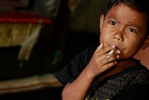 (Photos) Indonésie: A 3 ans, il fumait plusieurs cigarettes par jour
