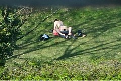 (Vidéo) Angleterre: Ce couple s'offre une partie de plaisir dans un parc (Vidéo) Angleterre: Ce couple s'offre une partie de plaisir dans un parc