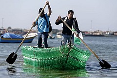 (Photos) Proche-Orient: Ils voguent sur... des bouteilles en plastique