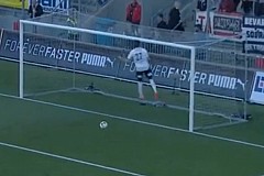 (Vidéo) De rage, un joueur se frappe la tête contre la barre transversale (Vidéo) De rage, un joueur se frappe la tête contre la barre transversale