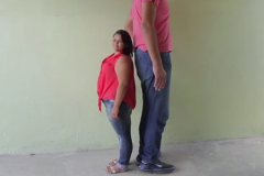(Vidéo) Brésil: L'homme le plus grand du pays épouse une femme de 82 centimètres plus petite que lui