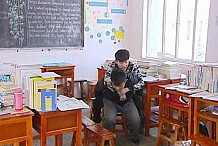 Depuis trois ans, il porte son ami handicapé sur son dos pour l'emmener à l'école tous les jours