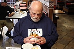 (Vidéo) Un fast-food offre un an de burgers gratuits à un homme emprisonné à tort pendant 36 ans