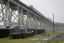 (Vidéo) Etats-Unis: Un train tombe d'un pont pendant une tempête