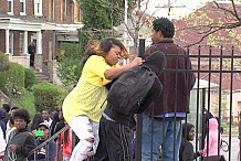 (Vidéo) Une mère donne une bonne leçon à son fils émeutier à Baltimore