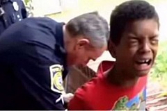 (Vidéo) Etats-Unis: Elle fait menotter son enfant de 10 ans par la police (Vidéo) Etats-Unis: Elle fait menotter son enfant de 10 ans par la police
