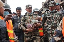 (Photos et Vidéo) Népal : Un bébé survit 22 heures sous les gravats