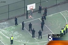 (Vidéo) Seattle: Torse nu et armé d'un marteau, il se retrouve coincé dans un panier de basket