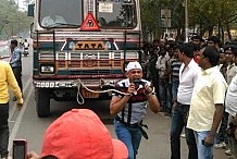 (Vidéo) Inde: Il déplace trois camions avec ses dents
