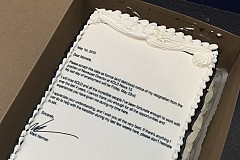 Il écrit sa lettre de démission sur un gâteau