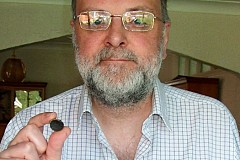 Il éternue et expulse un morceau de fléchette en plastique logé dans son nez depuis 44 ans Il éternue et expulse un morceau de fléchette en plastique logé dans son nez depuis 44 ans