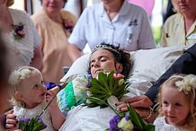 (Vidéo) Atteinte d'un cancer, elle se marie sur son lit d'hôpital avant de mourir quelques jours plus tôt