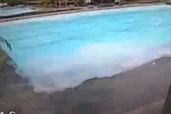 (Vidéo) Une piscine tremble et déborde durant le séisme au Népal