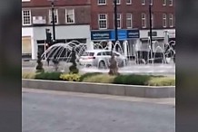 (Vidéo) Grande Bretagne:  Il nettoie sa voiture avec les jets d’eau d’une fontaine publique