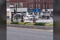 (Vidéo) Grande Bretagne: Il nettoie sa voiture avec les jets d’eau d’une fontaine publique (Vidéo) Grande Bretagne: Il nettoie sa voiture avec les jets d’eau d’une fontaine publique