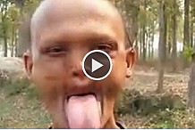 (Vidéo) Cet homme est capable de toucher ses sourcils... avec sa langue !