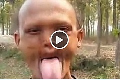 (Vidéo) Cet homme est capable de toucher ses sourcils... avec sa langue ! (Vidéo) Cet homme est capable de toucher ses sourcils... avec sa langue !