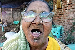 (Photos) Cette femme de 92 ans est en parfaite santé et pourtant, elle mange... un kilo de sable tous les jours!