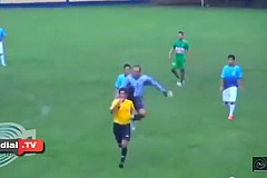 (Vidéo) Il prend un carton jaune et se venge en faisant un high kick à l'arbitre...par derrière