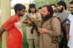 (vidéo) L’Etat islamique abat un otage au bazooka