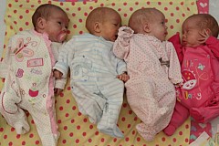 Une Allemande de 65 ans, déjà mère de 13 enfants, accouche de quadruplés Une Allemande de 65 ans, déjà mère de 13 enfants, accouche de quadruplés