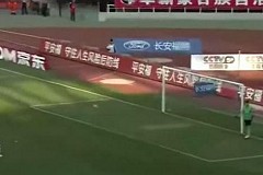 (Vidéo) Un gardien chinois se désaltère et prend un but