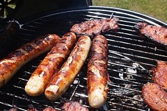 Elle plante une fourchette de barbecue dans l'oeil de son amie