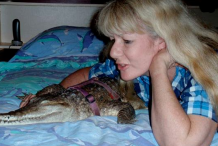 (Photos) Elle vit et dort avec un crocodile 
