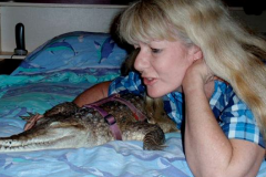 (Photos) Elle vit et dort avec un crocodile (Photos) Elle vit et dort avec un crocodile