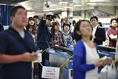 Une femme dans une valise à la gare de Tokyo Une femme dans une valise à la gare de Tokyo