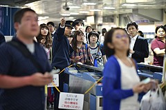 Une femme dans une valise à la gare de Tokyo