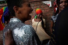 Inde: Gay forcé à coucher avec sa mère pour «guérir»