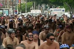 (Vidéo) Des centaines de cyclistes à moitié nus défilent au Mexique