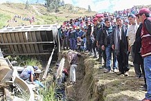 Pérou: Un camion plein d'écoliers tombe dans un ravin