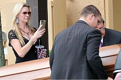 Etats-Unis: Elle immortalise le cercueil de sa fille, un soda à la main Etats-Unis: Elle immortalise le cercueil de sa fille, un soda à la main