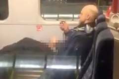 (Vidéo) Pays-Bas : Un homme surpris en train de se masturber dans le train 
