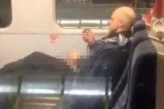 (Vidéo) Pays-Bas : Un homme surpris en train de se masturber dans le train 
