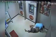 (Vidéo) Chine : Un homme met son sexe dans la bouche d'une femme ivre (Vidéo) Chine : Un homme met son sexe dans la bouche d'une femme ivre