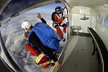 (Vidéo) Un parachutiste sauve un collègue en plein show
