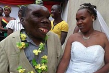 (Photos) L'homme le plus laid d'Ouganda a eu un 8ème enfant de sa seconde épouse
