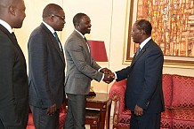 Le célèbre chanteur Akon discute d’un projet d’énergie solaire avec Ouattara
