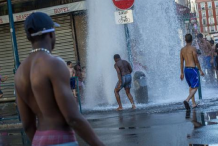 (Photos) France: Des jeunes ouvrent des bouches d’incendie pour se baigner