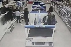 (Vidéo) Elle vole un téléviseur écran plasma qu'elle cache entre ses cuisses (Vidéo) Elle vole un téléviseur écran plasma qu'elle cache entre ses cuisses