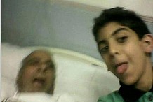 Il prend un selfie avec son grand-père décédé
