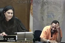 (Vidéo) Une juge reconnaît un copain d'école dans le box des accusés